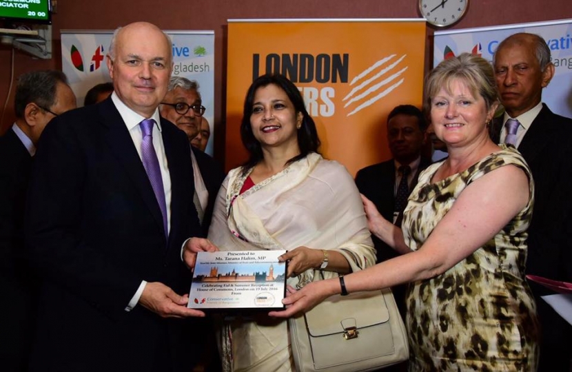 Anne Main MP & Iain Duncan Smith presenting Crests to Bangladesh Parliamentarian 